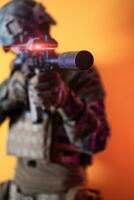 soldat in aktion mit dem ziel lasersichtoptik gelber hintergrund foto