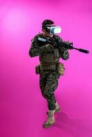 Soldat im Kampf mit einer Virtual-Reality-Brille foto