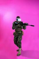 Soldat im Kampf mit einer Virtual-Reality-Brille foto