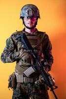 modern Soldat gegen Gelb Hintergrund foto