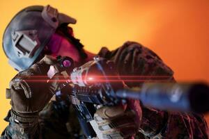 soldat in aktion mit dem ziel lasersichtoptik gelber hintergrund foto
