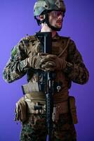 Soldat der modernen Kriegsführung lila Hintergrund foto