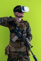 grüner hintergrund der virtuellen realität des soldaten foto