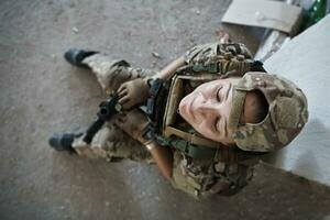 militärische Soldatin, die eine Pause macht foto