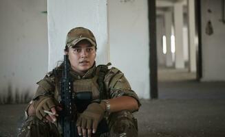 militärische Soldatin, die eine Pause macht foto