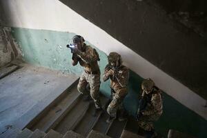 modern Krieg Soldaten Aufstieg Treppe im Kampf foto