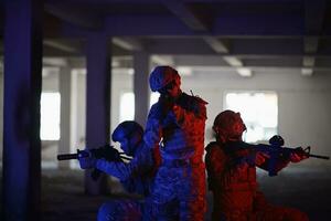 soldatentrupp in taktischer formation mit handlung im städtischen umfeld foto