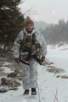 Winterkrieg in den arktischen Bergen. einsatz bei kalten bedingungen. soldat im winter getarnte uniform in der modernen kriegsarmee an einem schneetag auf dem waldschlachtfeld mit einem gewehr. selektiver Fokus foto