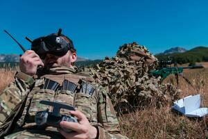 Scharfschütze Soldat unterstützt durch ein Assistent zu beobachten das Bereich zu Sein gezielt mit modern Krieg taktisch virtuell Wirklichkeit Brille Antenne Drohne Militär- Technologie. foto