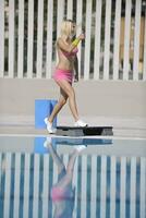 Fitness Übung beim am Pool foto