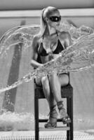 Schöne Frau am Pool entspannen foto