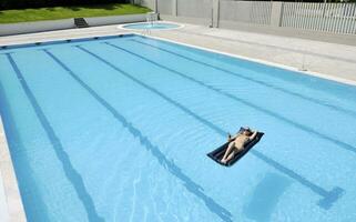 Schöne Frau am Pool entspannen foto