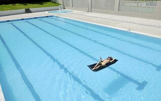 Schöne Frau am Pool entspannen foto