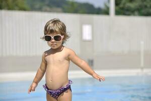 Kinder im Schwimmbad foto