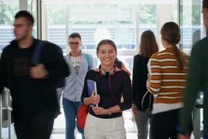 Famel-Schüler mit moderner Technologie in der Schule foto