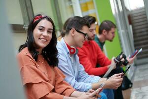 Schüler verwenden moderne Technologie in der Schule, um Projekte zu erstellen foto