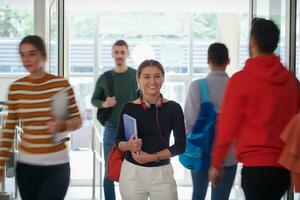 Famel-Schüler mit moderner Technologie in der Schule foto