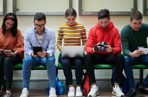 Schüler verwenden moderne Technologie in der Schule, um Projekte zu erstellen foto