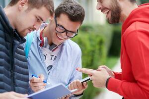 schüler in der modernen schule mit moderner technologie foto