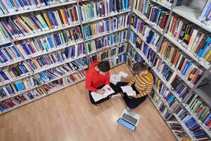 Die Schüler nutzen ein Notebook, einen Laptop und eine Schulbibliothek foto