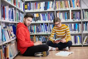 Die Schüler nutzen ein Notebook, einen Laptop und eine Schulbibliothek foto