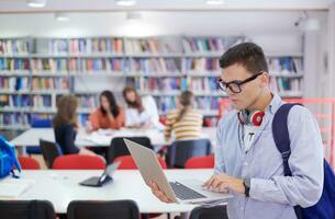 Der Schüler nutzt ein Notebook, einen Laptop und eine Schulbibliothek foto