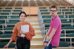 Mann und Frau Studenten posieren im Schule Klassenzimmer foto