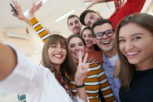 Gruppe multiethnischer Teenager, die in der Schule ein Selfie machen foto