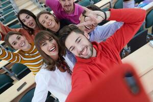 Gruppe multiethnischer Teenager, die in der Schule ein Selfie machen foto