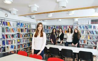 Studentin in der Bibliothek foto