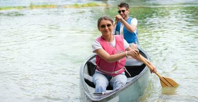 paar conoining auf wilden fluss foto