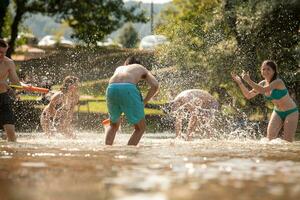 sommerfreude freunde, die spaß am fluss haben foto