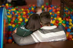 junge eltern mit kindern in einem kinderspielzimmer foto