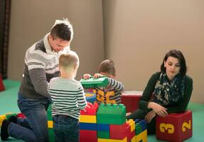 Eltern haben Spaß mit Kinder foto