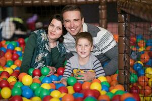 junge eltern mit kindern in einem kinderspielzimmer foto