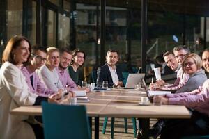 Geschäftsteam bei einem Treffen in einem modernen Bürogebäude foto