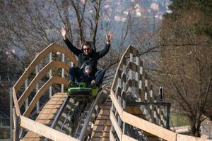 vater und sohn fahren gerne alpencoaster foto