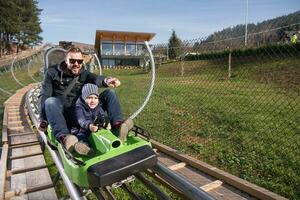 vater und sohn fahren gerne alpencoaster foto