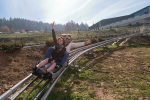 Paar fährt gerne auf Alpenachterbahn foto