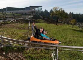 mutter und sohn fahren gerne auf der alpenachterbahn foto