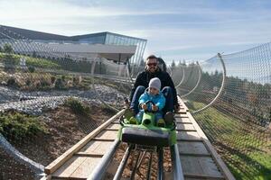 vater und sohn fahren gerne alpencoaster foto