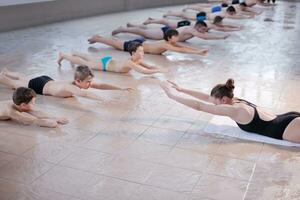 glückliche kindergruppe am schwimmbad foto