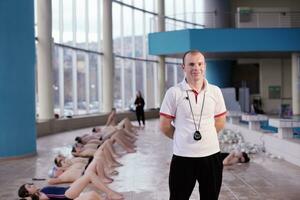 glückliche kindergruppe am schwimmbad foto