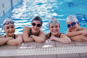 glückliche Teenie-Gruppe im Schwimmbad foto