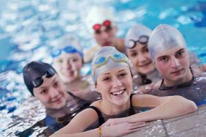 glückliche Teenie-Gruppe im Schwimmbad foto