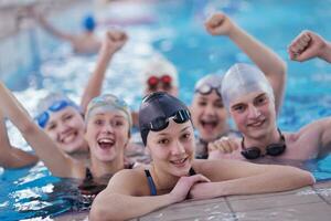 glückliche Teenie-Gruppe im Schwimmbad foto