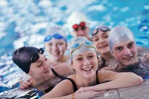 glückliche Teenie-Gruppe im Schwimmbad foto