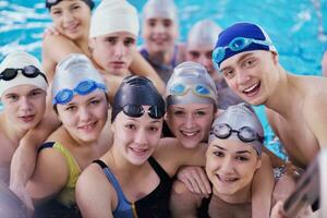 glückliche Teenie-Gruppe im Schwimmbad foto