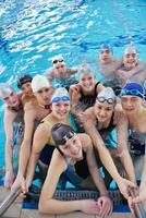 glückliche Teenie-Gruppe im Schwimmbad foto