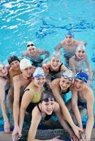 glückliche Teenie-Gruppe im Schwimmbad foto